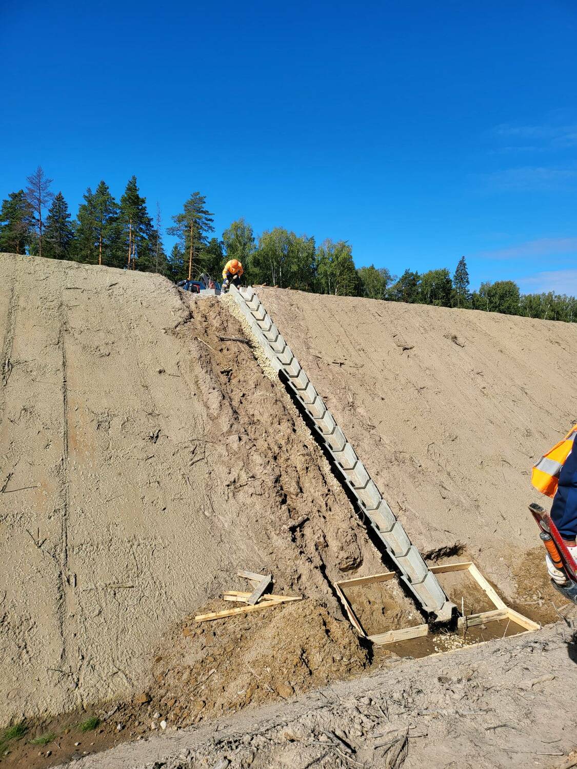 Устройство лотков по откосу насыпи