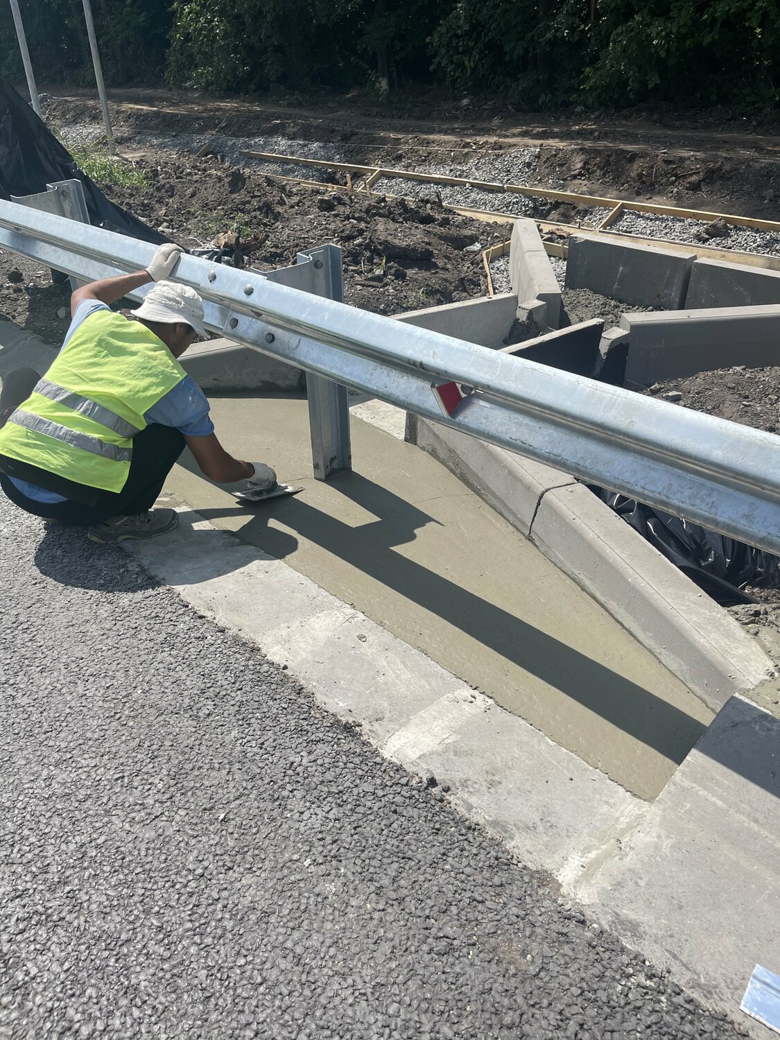 Устройство водосбросов с обочины 